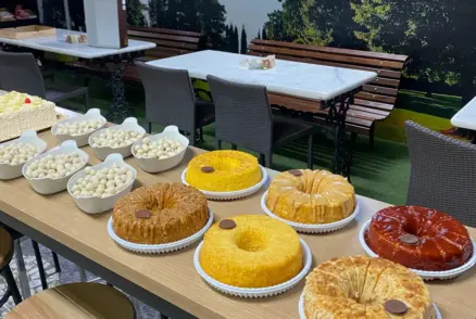 mesa-com-bolos_6_11zon